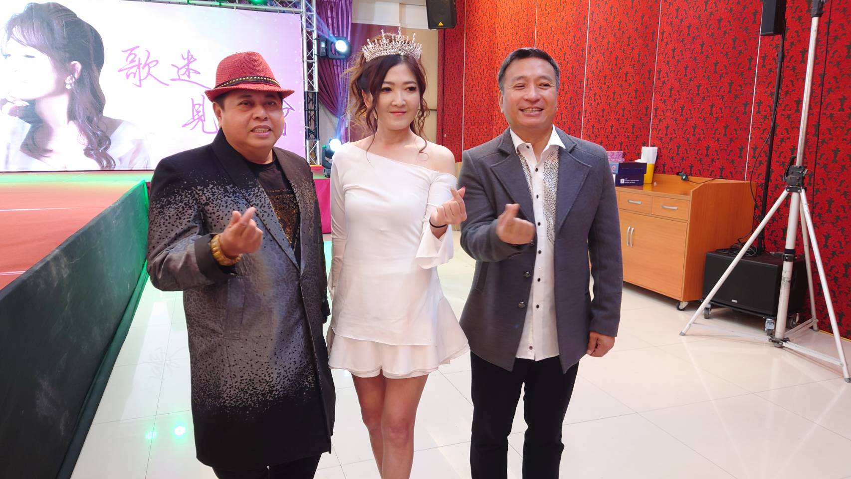 蔡茗淇與金曲歌手王中平、藝人黑面在歌迷見面會舞台前合影